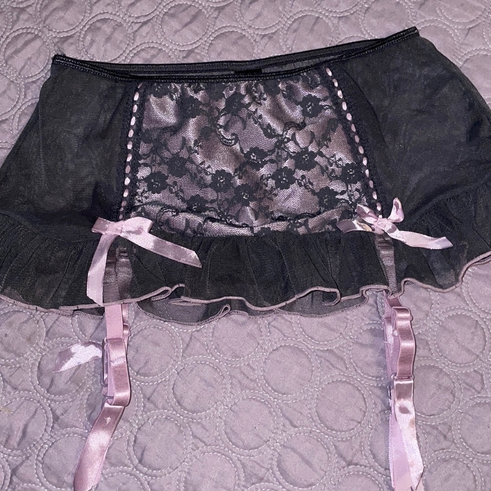 Pretty little guarder belt